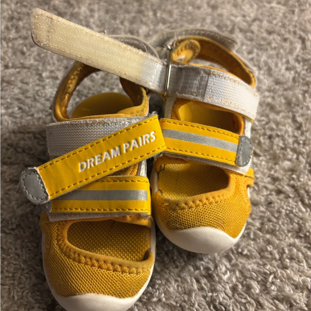 Dream Pairs Yellow and White Kids Sandals